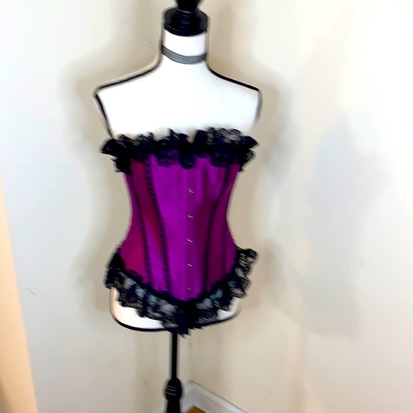 Magenta and black lace corset - Picture 4 of 7
